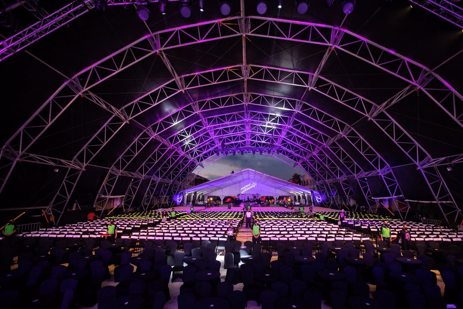 Domo de estructura con iluminación morada y butacas montadas para el Cancún Jazz Fest