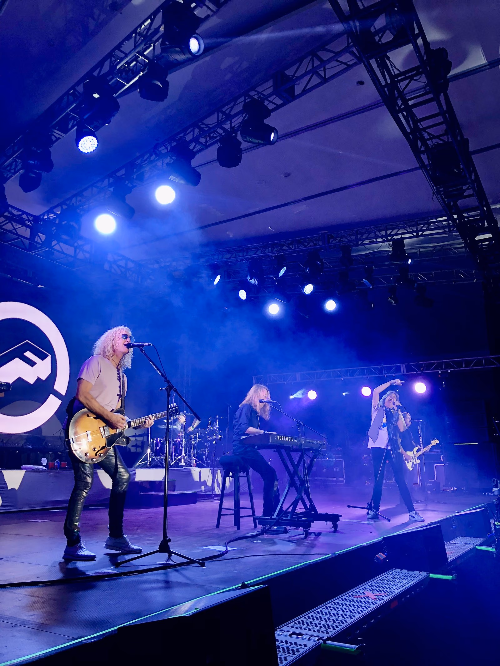 Banda en vivo en el escenario de Rox Fest bajo luz azul